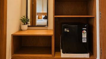 Minibar, bureau, espace de travail pour ordinateur portable