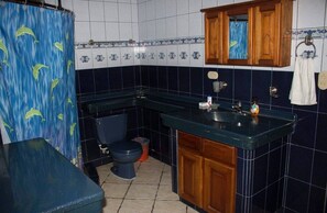 Shower, towels, soap, toilet paper - Jaco Castle by Rey (Jacó)