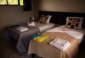 9 bedrooms, iron/ironing board, WiFi, bed sheets - Jaco Castle by Rey (Jacó)