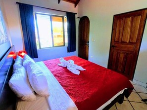 9 bedrooms, iron/ironing board, WiFi, bed sheets - Jaco Castle by Rey (Jacó)