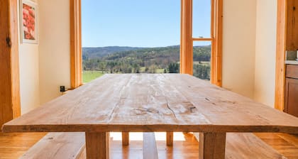 Stay on a working blueberry and lavender farm! Beautiful views! Close to nature!