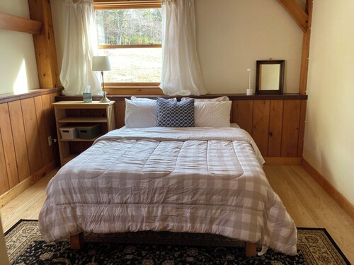 Stay on a working blueberry and lavender farm! Beautiful views! Close to nature!