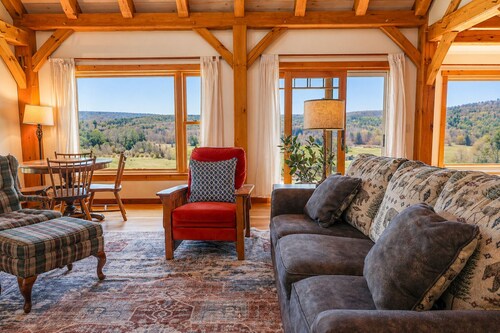 Stay on a working blueberry and lavender farm! Beautiful views! Close to nature!