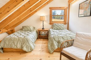 Tabla de planchar con plancha, wifi, ropa de cama