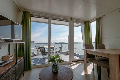 Unique houseboat with panoramic view of the Veluwemeer|Nature, sauna & boats