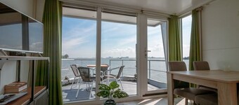 Unique houseboat with panoramic view of the Veluwemeer|Nature, sauna & boats