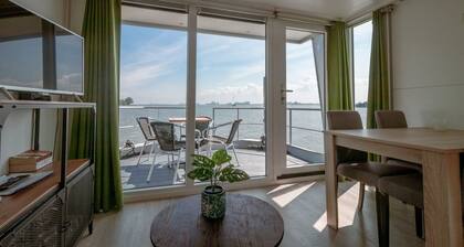 Unique houseboat with panoramic view of the Veluwemeer|Nature, sauna & boats