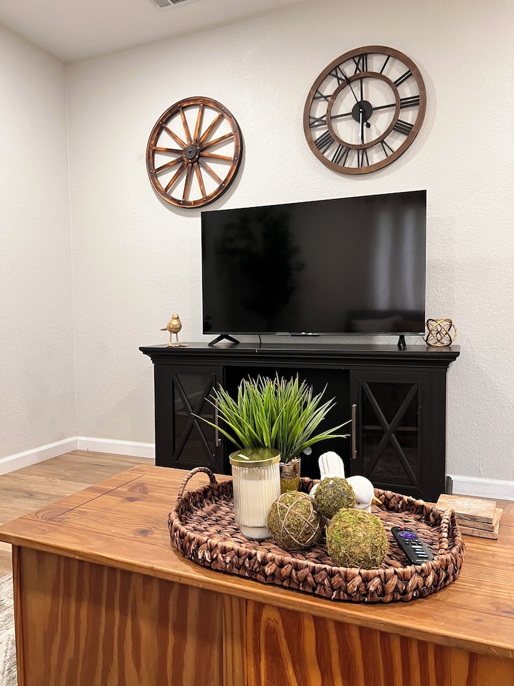 Gorgeous 3-bedroom house with AC in friendly Victorville image 3