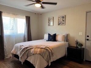 3 bedrooms, iron/ironing board, free WiFi - Gorgeous 3-bedroom house with AC in friendly Victorville (Victorville)