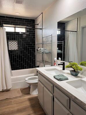Shower, hair dryer - Gorgeous 3-bedroom house with AC in friendly Victorville (Victorville)