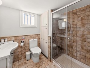 Shower, towels, shampoo - Villa Marilena: Spacious Protaras Villa with Pool (Protaras)
