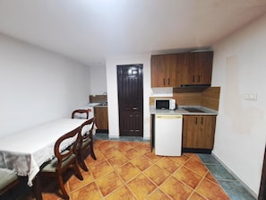 Réfrigérateur, micro-ondes, plaque de cuisson, cafetiÚre/bouilloire