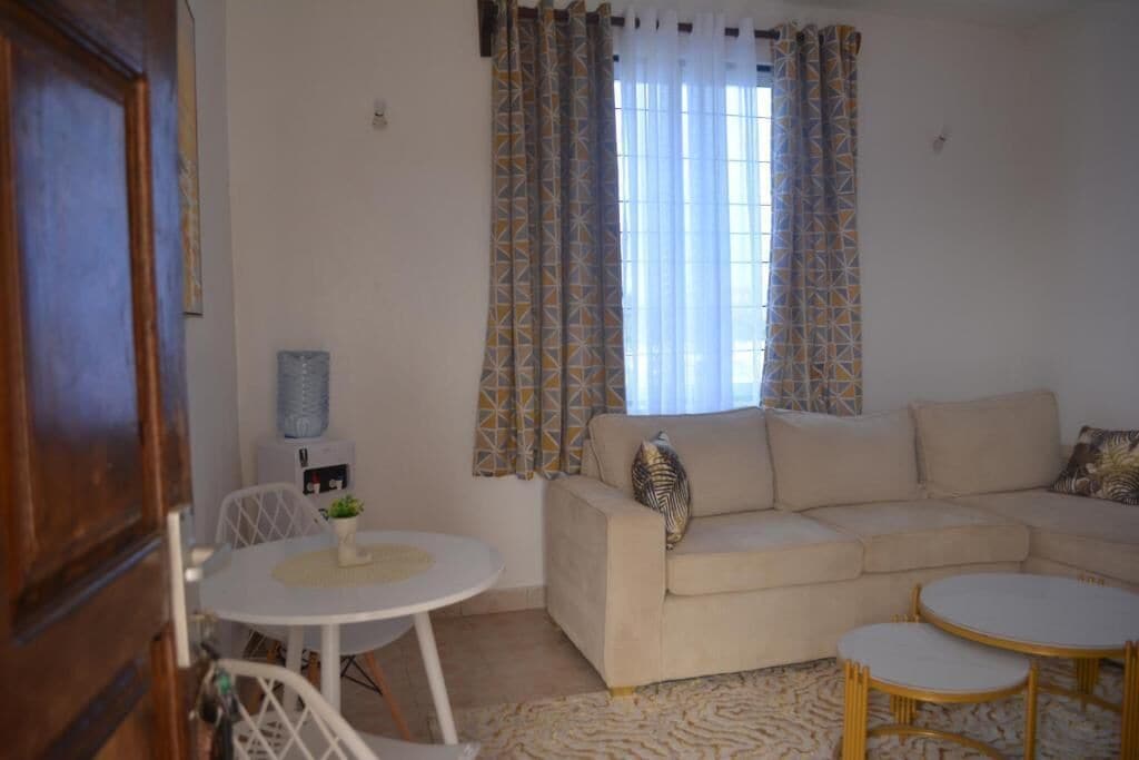 Deluxe appartement | Woonruimte | Een 32-inch smart-tv met digitale zenders