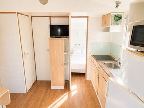 Fridge, microwave, coffee/tea maker, toaster - Cottage Champêtre n°1 à Angliers - 6p (Angliers)