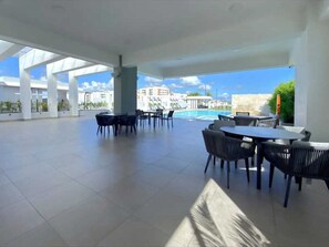 Outdoor dining - Gray House, Spacious and elegant apt., swimming pool, GYM (Punta Cana)