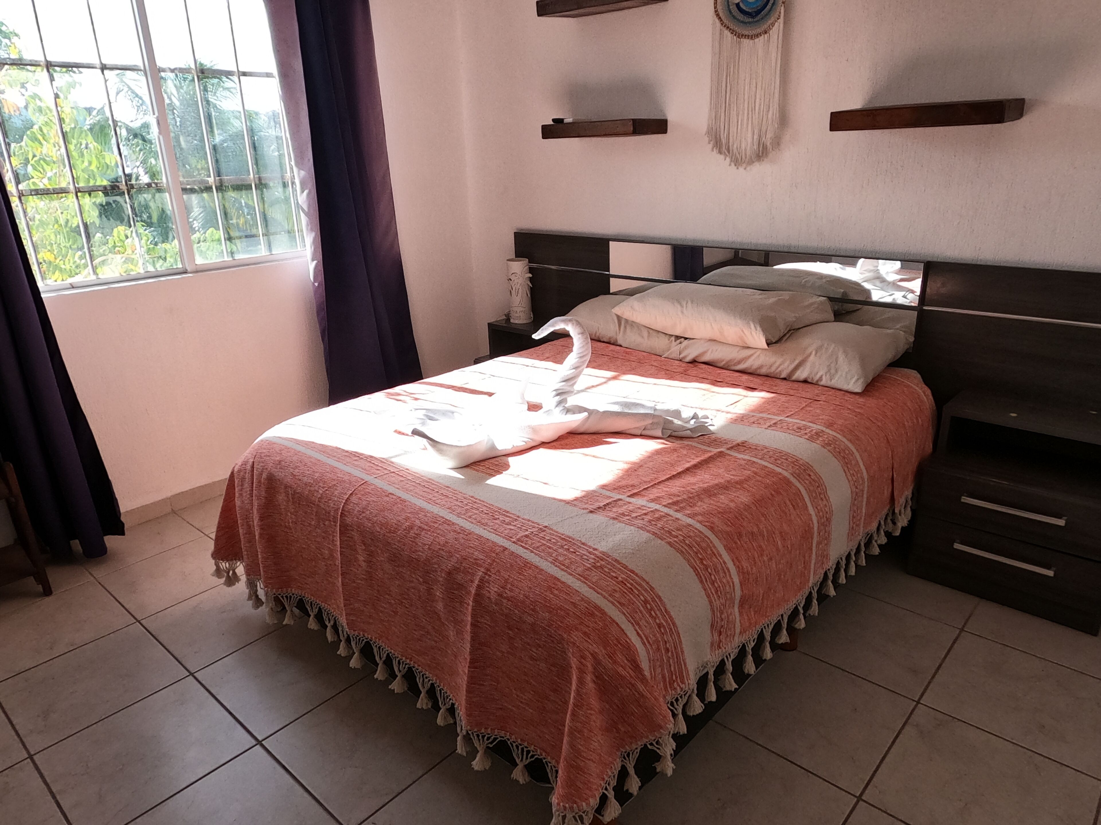 2 bedrooms, internet, bed sheets