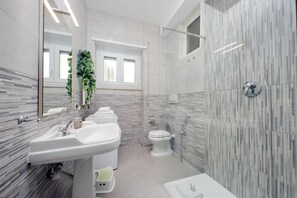 Shower, towels, shampoo, toilet paper - COMFY APARTMENT NEXT TO VATICAN (Rome)
