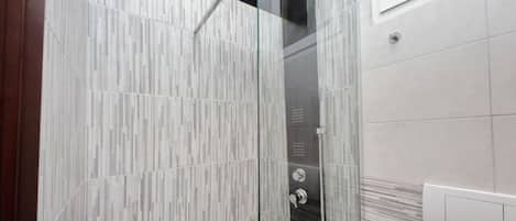 Bruser, håndklæder, Shampoo, Toiletpapir