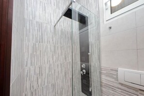 Shower, towels, shampoo, toilet paper - COMFY APARTMENT NEXT TO VATICAN (Rome)