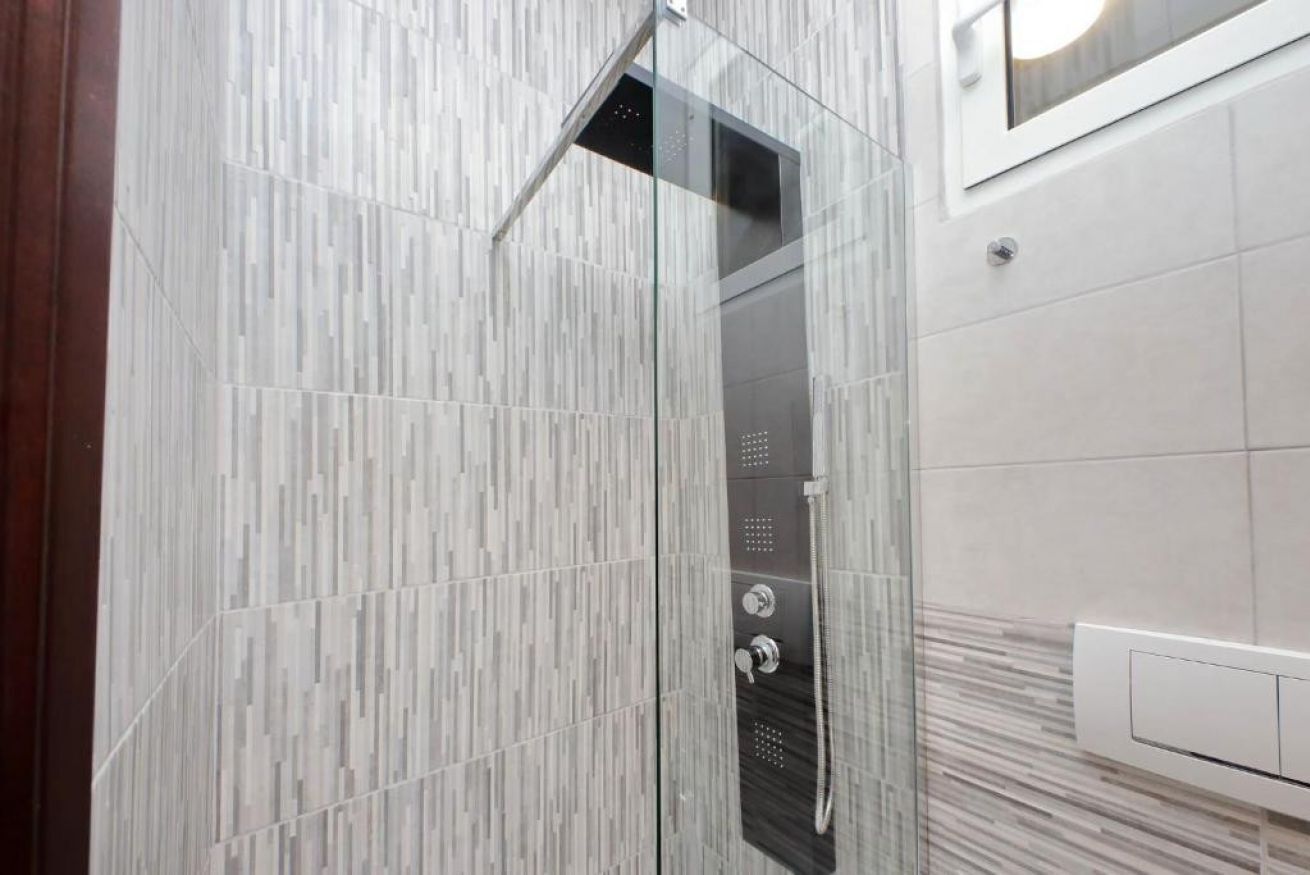 Een douche, handdoeken, shampoo, toiletpapier