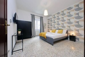 Desk, iron/ironing board - COMFY APARTMENT NEXT TO VATICAN (Rome)