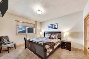 3 bedrooms, iron/ironing board, WiFi, bed sheets - Homestake Slopeside Chalet at Terry Peak (Lead)