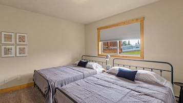 3 bedrooms, iron/ironing board, WiFi, bed sheets