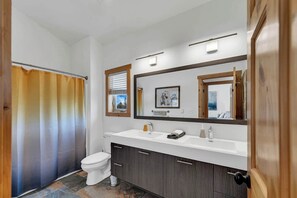 Shower, hair dryer, towels - Kussy Slopeside Chalet at Terry Peak (Lead)