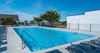 Ă 200m de la plage | Piscine sur place et balcon