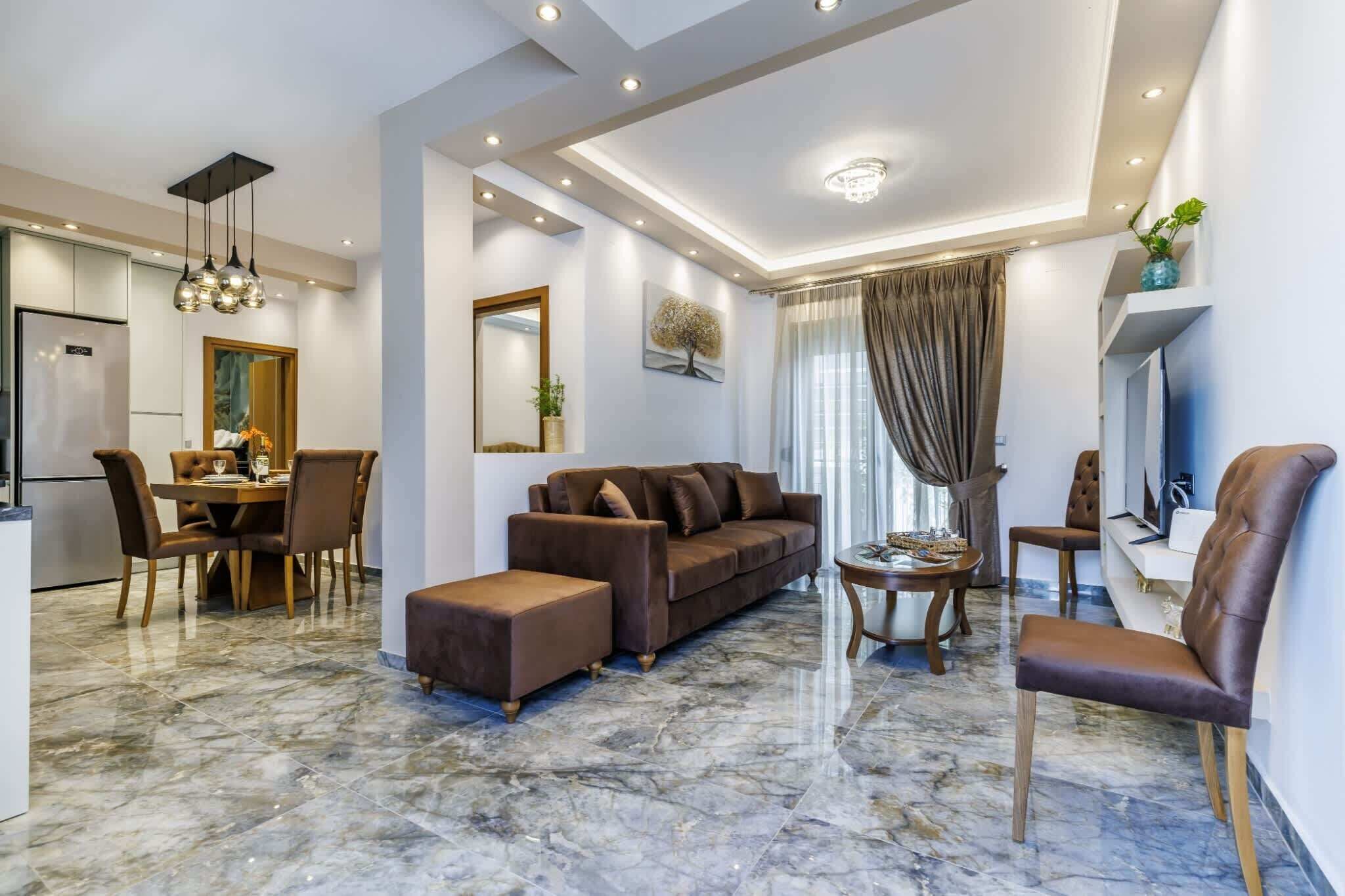 Spacious and elegant living room featuring a comfortable sofa, warm lighting, a Smart TV and modern finishes. Ideal for relaxing evenings, movie nights, or unwinding after a day out