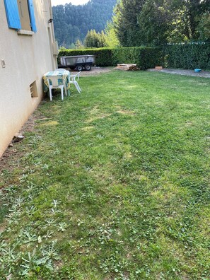 Outdoor dining - Vrbo Property (Coux)