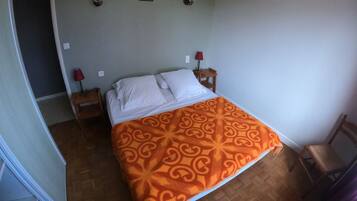 2 bedrooms, iron/ironing board, internet