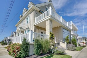 A two-story house with a balcony, a driveway, and a well-maintained garden. - Family Beach Getaway 1 block to Beach & Boardwalk (Ventnor City)