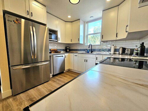 Stylish Lakewood 2 bed w/ West Facing Balcony