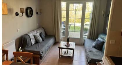 Le Cocon du lac,Sleeps 5, Pool & Lake
