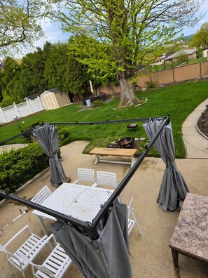 Outdoor dining - World Cup Stay 15 Min to Stadium Home 3PC, PS5, 82” TV BBQ 3BR + Studio=Sleeps 7 (Ridgefield)