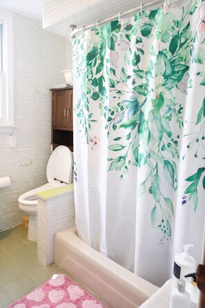 Shower, hair dryer, towels, soap - World Cup Stay 15 Min to Stadium Home 3PC, PS5, 82” TV BBQ 3BR + Studio=Sleeps 7 (Ridgefield)