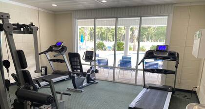 Cozy studio in Gated Golf Community within minutes of beaches
