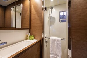 Hair dryer, towels, soap, toilet paper - Floating Villa: All-Inclusive Yacht Vacation with Captain & Chef - 8 Guests (Tortola)