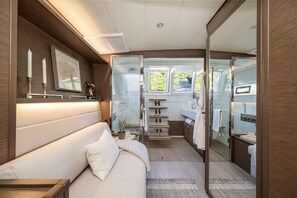 5 bedrooms, iron/ironing board, WiFi, bed sheets - Floating Villa: All-Inclusive Yacht Vacation with Captain & Chef - 8 Guests (Tortola)