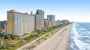 A coastal cityscape with high-rise buildings, a beach, and a clear sky. - Cozy 2-bedroom apartment in charming Myrtle Beach with AC Camelot (Myrtle Beach)