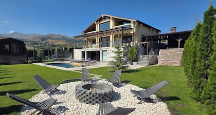 Cozy Loghouse with stunning views & warm vibes!