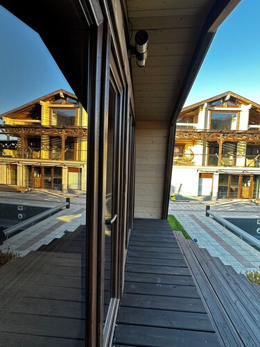 Cozy Loghouse with stunning views & warm vibes!
