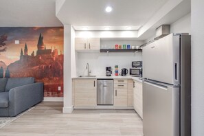 Uma cozinha moderna equipada com lava-louças, micro-ondas e frigorífico.