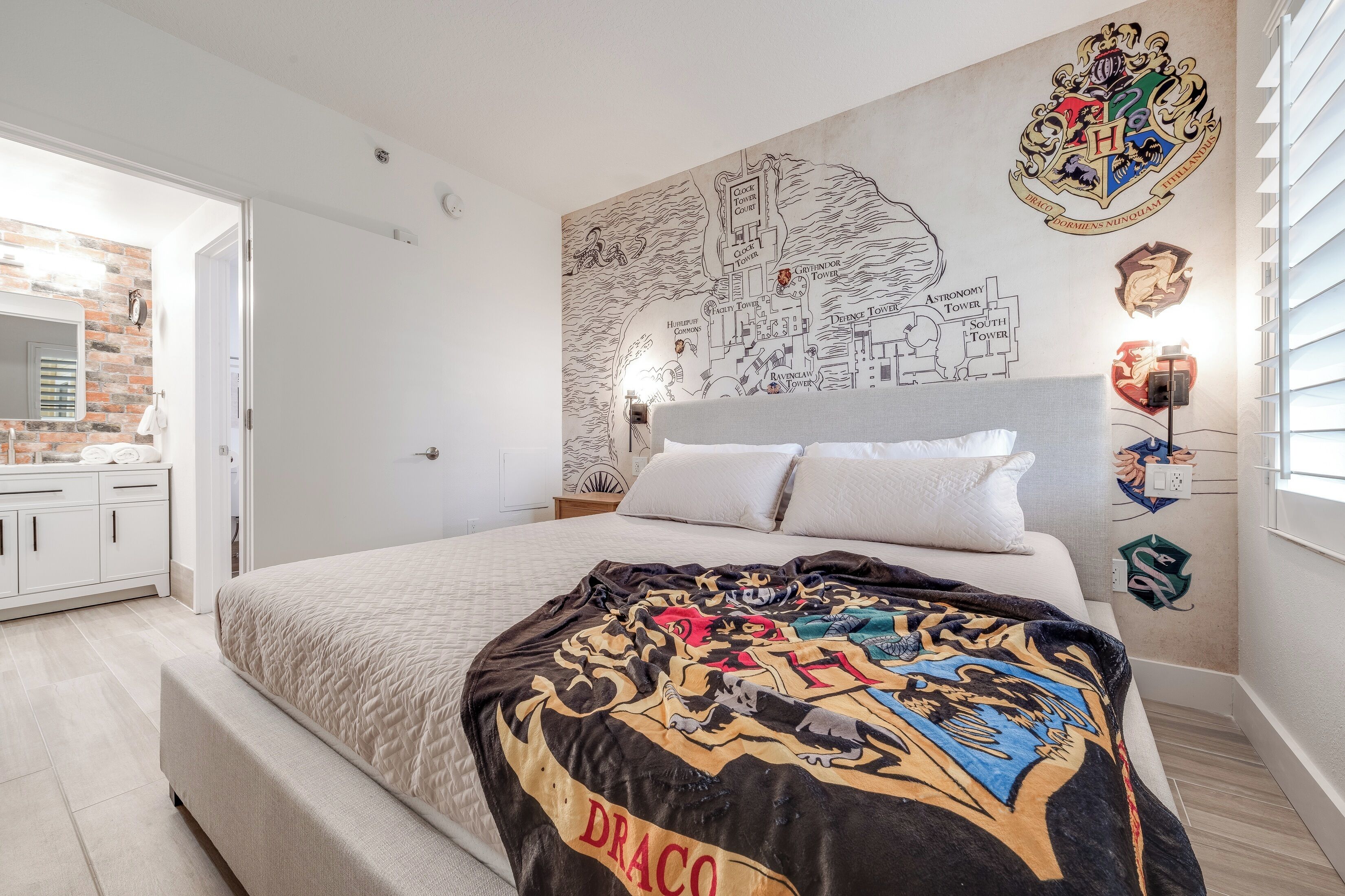 1 quarto, cofres nos quartos, ferros/tábuas de passar roupa