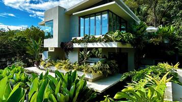 المنشأة من الخارج