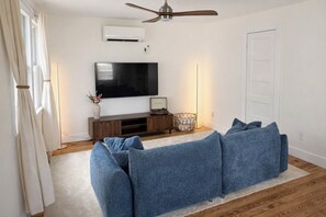 Living area - The 1920s Coastal Cottage (Fort Myers)