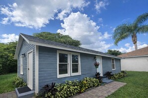 Exterior - The 1920s Coastal Cottage (Fort Myers)