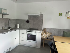 Fridge, microwave, oven, stovetop - Large vacation apartment on the Danube - Alb, Upper Swabia & Lake Constance! (Scheer)