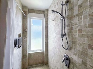 Dusche, Handtücher, Toilettenpapier